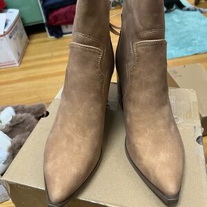 “Tinstree” Brown Suede SZ: (8.5) Short Booties NIB (3) Heel